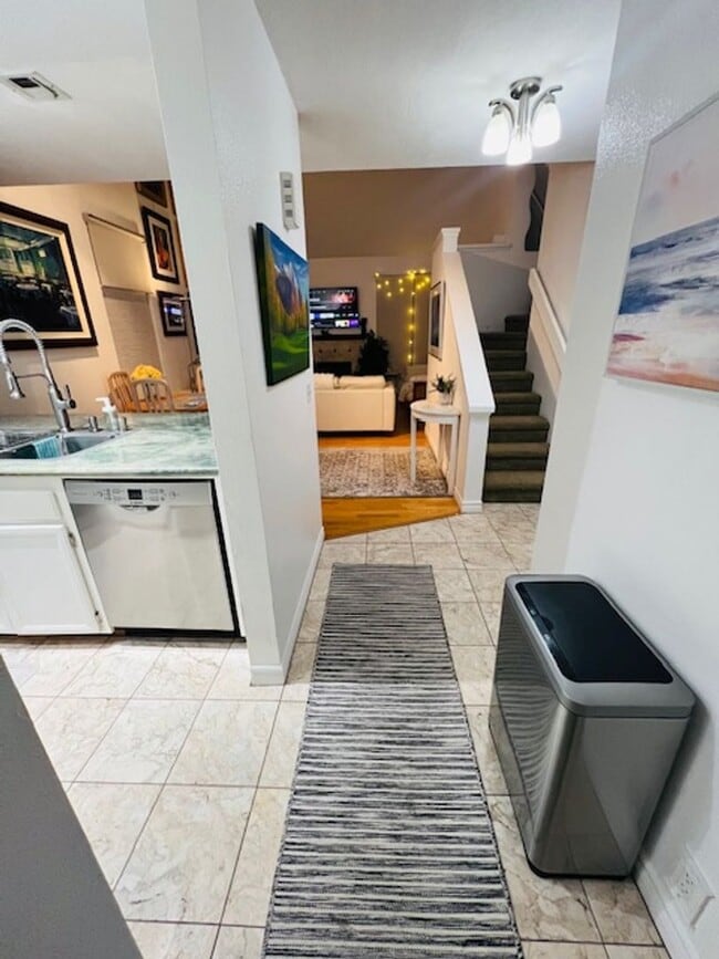 Building Photo - Stunning 2 bedroom/ 2 bath Condo in Creekw...