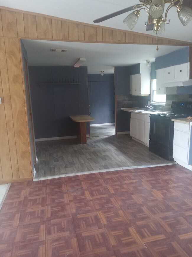 Building Photo - 7566 Peyraud Dr