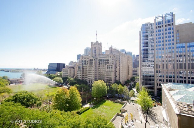 Foto del edificio - 222 E Pearson St