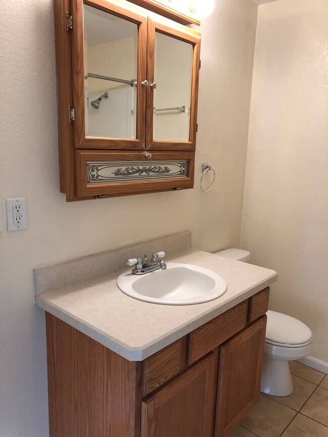 Foto del edificio - 2 Bed/ 1 Bath House with Fenced Yard