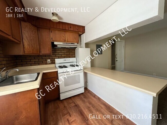 Foto del edificio - *** EXCELLENT CRYSTAL LAKE LOCATION / 1 BD...