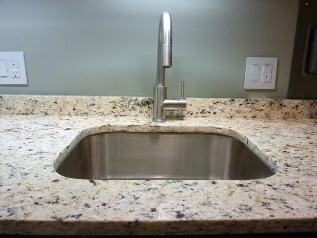 Building Photo - 1 Bedroom Condo Near UTK – Modern Finishes...