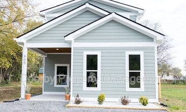 Building Photo - 905 W 39th St