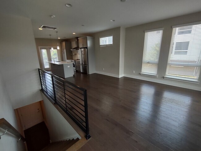 Foto del edificio - Pristine, move in ready Townhome located i...