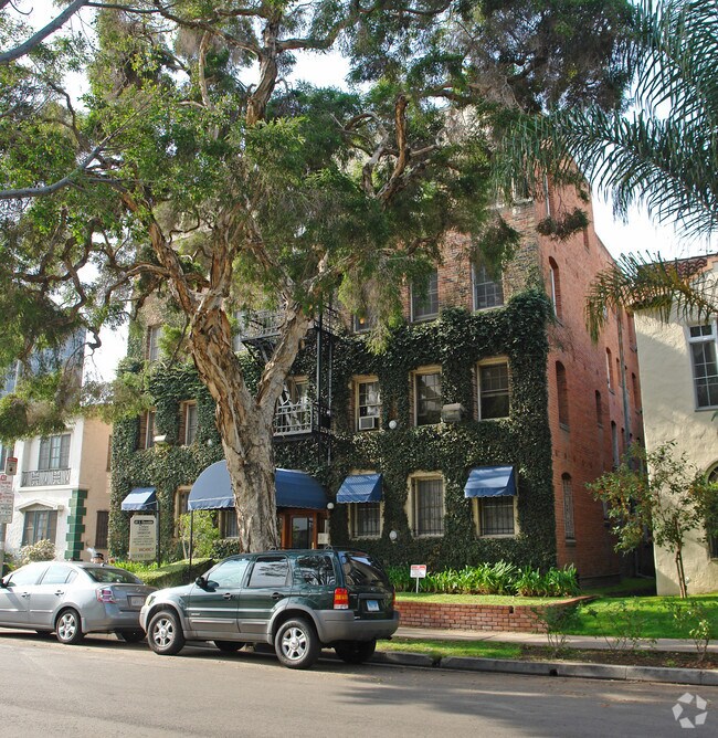 611 S Cloverdale Ave, Los Angeles, CA 90036 Apartments in Los Angeles