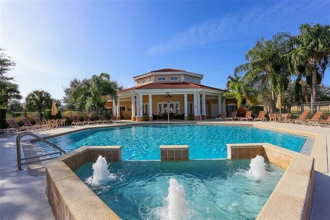 ¡El acceso a la piscina está justo enfrente de su apartamento! - 1000 Villagio Cir