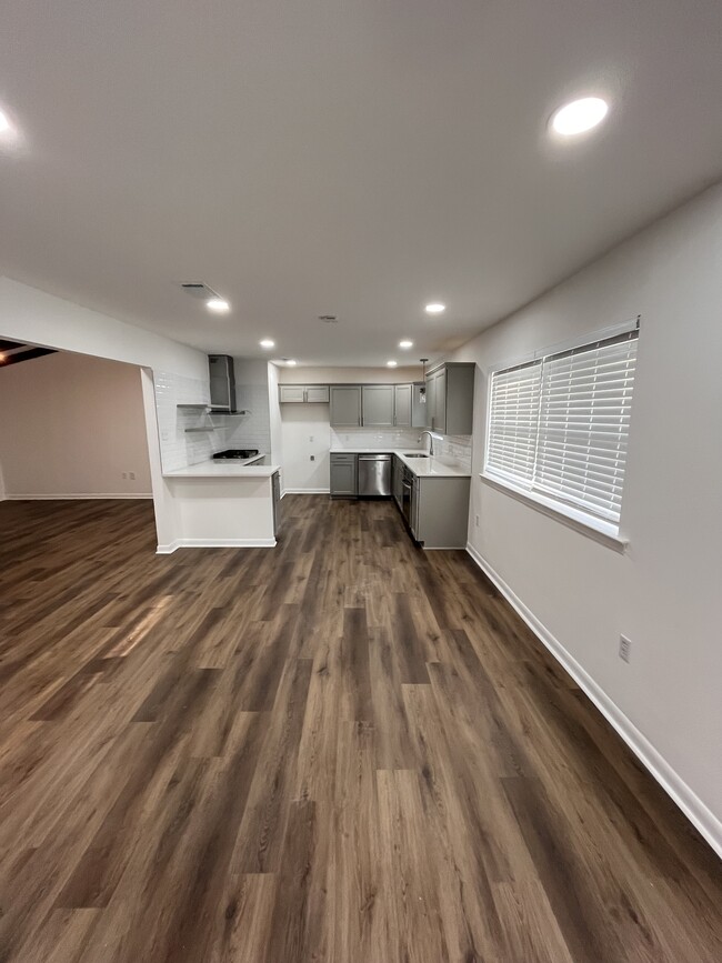 Building Photo - 745 Westbrook Dr