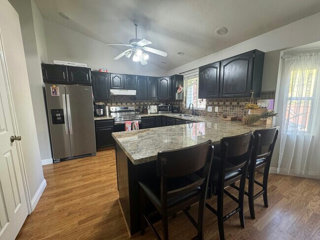 Foto del edificio - 1067 E 100 S St