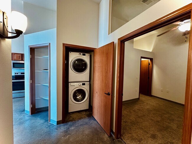 Building Photo - 611 W National Ave