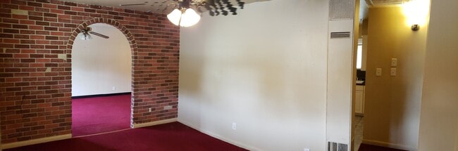 Building Photo - 906 Rose Cir