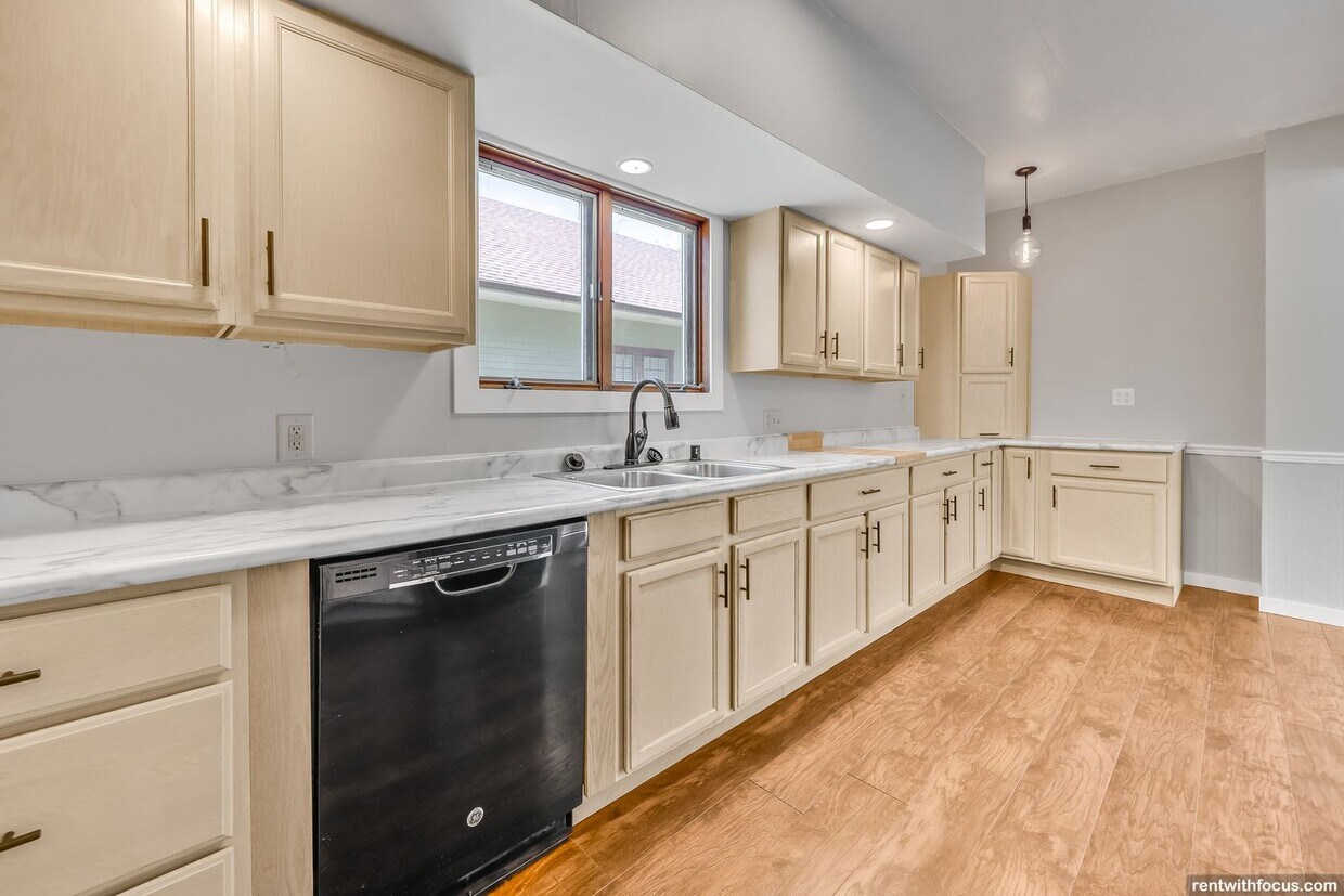 Foto principal - 407 E Irving St