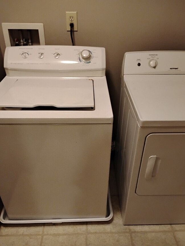 Building Photo - 3296 Hopkins Dr