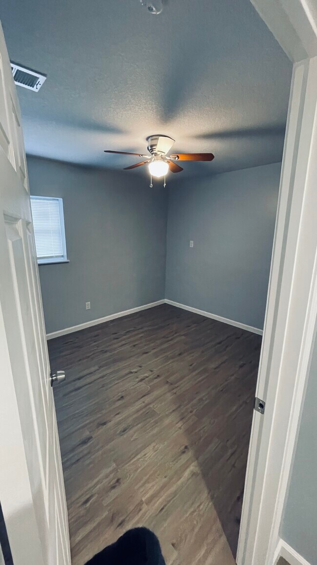 Oakwood Gardens Apartments in Kansas City, KS