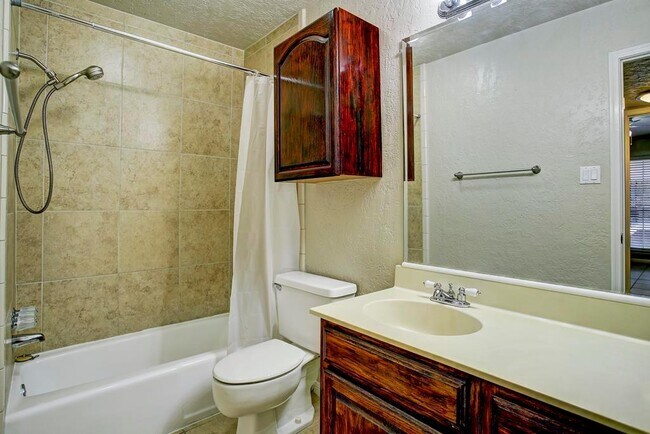 Bathroom A - 2507 Montrose Blvd