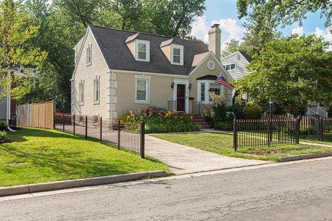 Building Photo - 2900 Meadow Ln