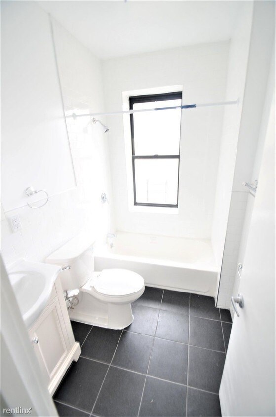 Building Photo - 2 br, 1 bath  - 2125 Tiebout Ave B21