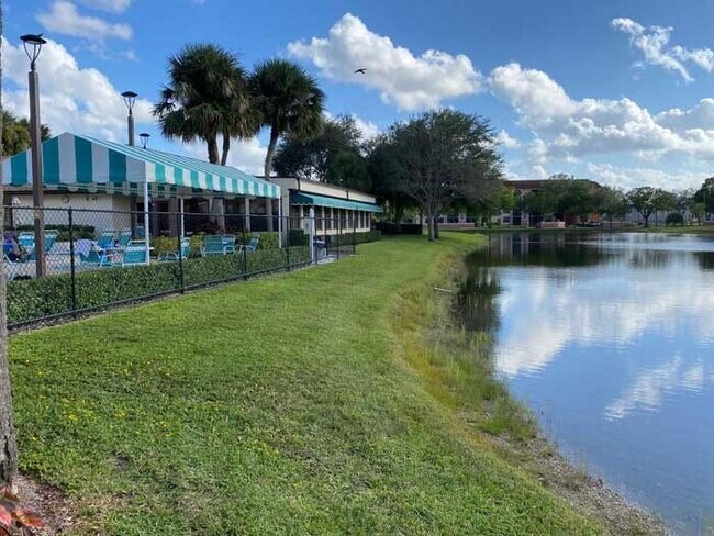Foto del edificio - 7879 Willow Spring Dr