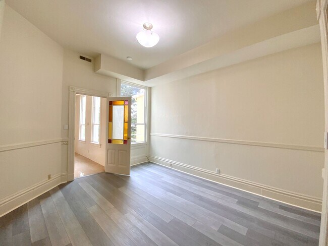 Foto del edificio - SPACIOUS Unit w/ Bonus Room/Office, Hardwo...
