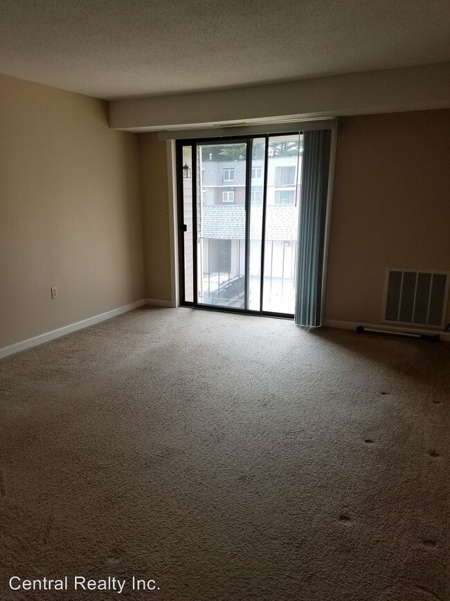 Building Photo - 1 br, 1 bath House - 3 Roedean Dr #206