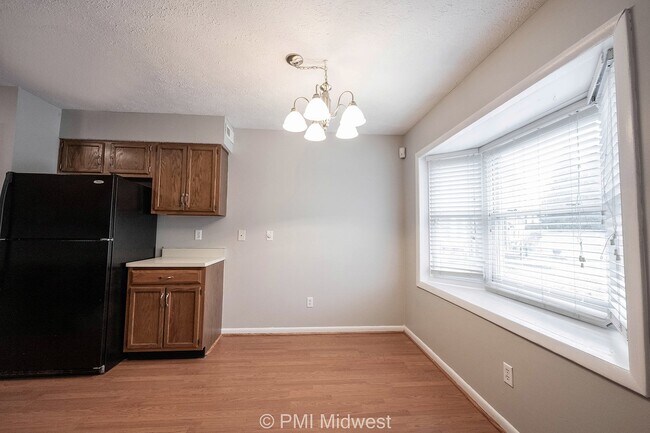 Foto del edificio - "Charming 2-Bed Haven with 1.5 Baths in Indianapolis – Cozy Living Awaits!"