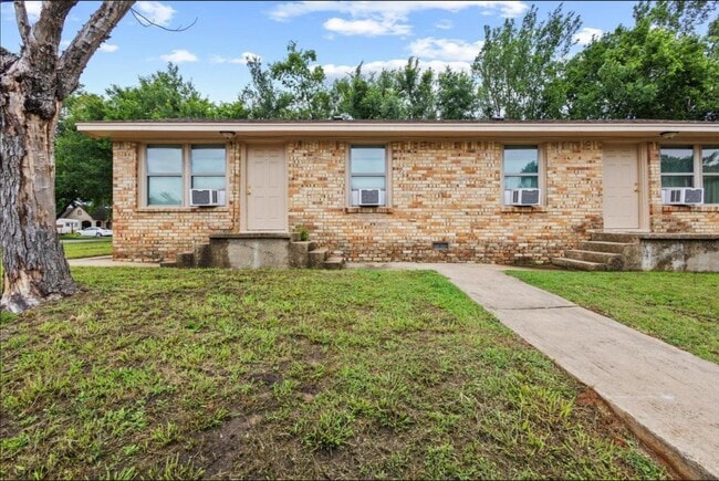 Building Photo - 701 W Hull St