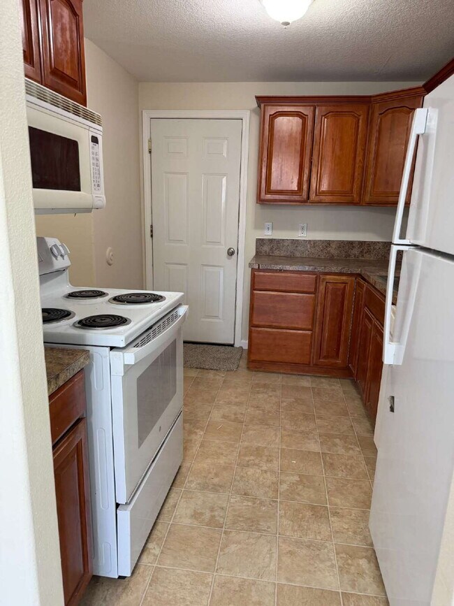 Building Photo - 3 Bedroom 1.5 Bathroom SE Portland Triplex