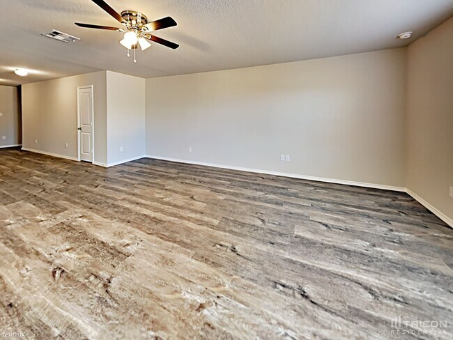 Building Photo - 5202 Everett Loop