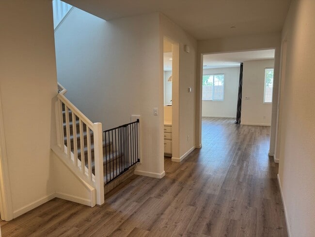 Building Photo - Beautiful 5 Bedroom, 3 Bathroom, 2800 Sqft...