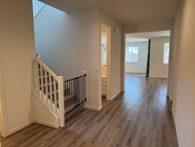 Foto del edificio - Beautiful 5 Bedroom, 3 Bathroom, 2800 Sqft...