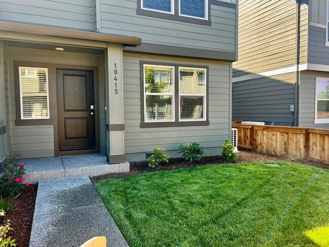 Building Photo - FREE RENT New Beauty! Location, location!!...