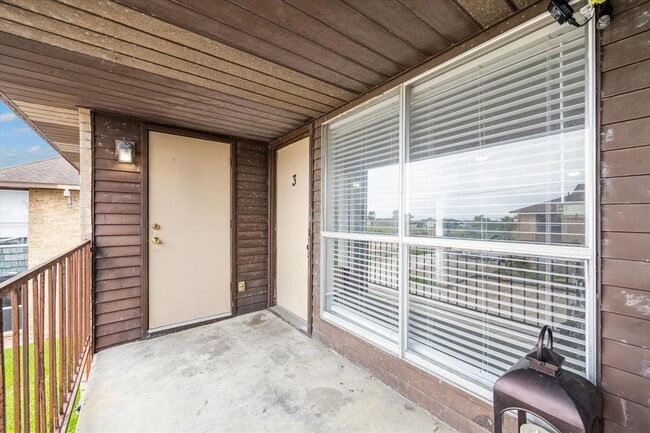 Building Photo - 4021 Briar Hollow Dr