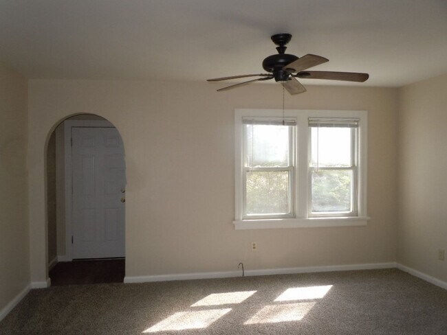 Building Photo - Two Bedroom Home on Over an Acre in Edards...
