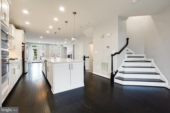 Foto del edificio - 7730 Duncannon Ln
