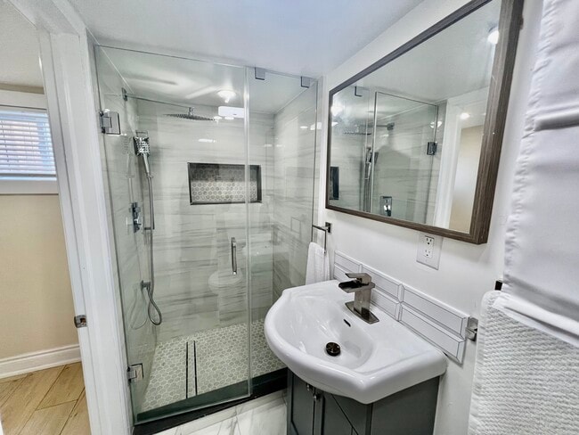 Building Photo - 120 Eastchester Av