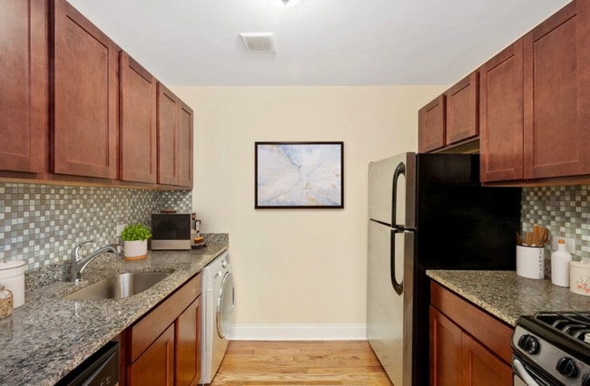 Building Photo - 555 W Arlington Pl