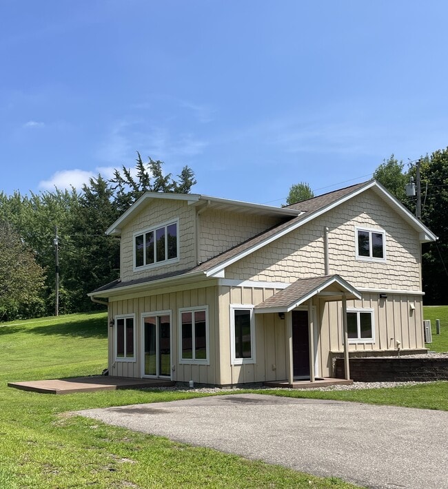 Building Photo - 28690 W Lake Dr