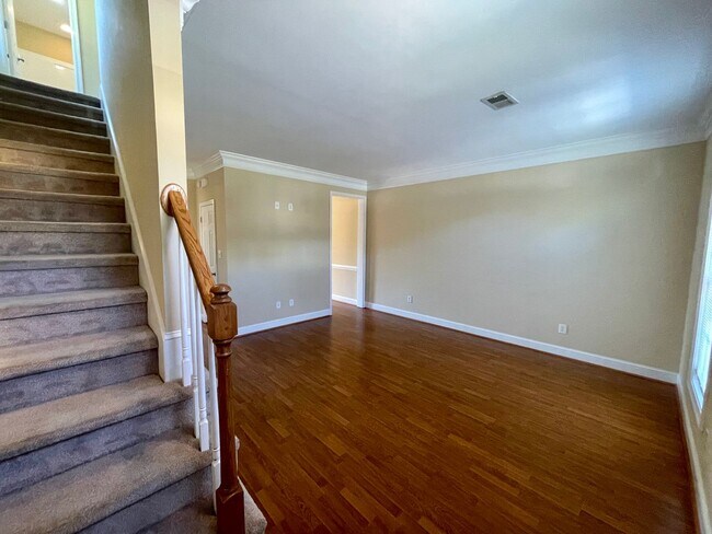 Foto del edificio - End Unit! - Colonial Inspired Three Story ...