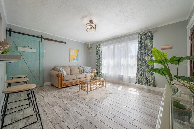 Building Photo - Totally renovated 2/1 home in the heart of Dunedin