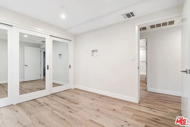 Building Photo - 846 S Mariposa Ave