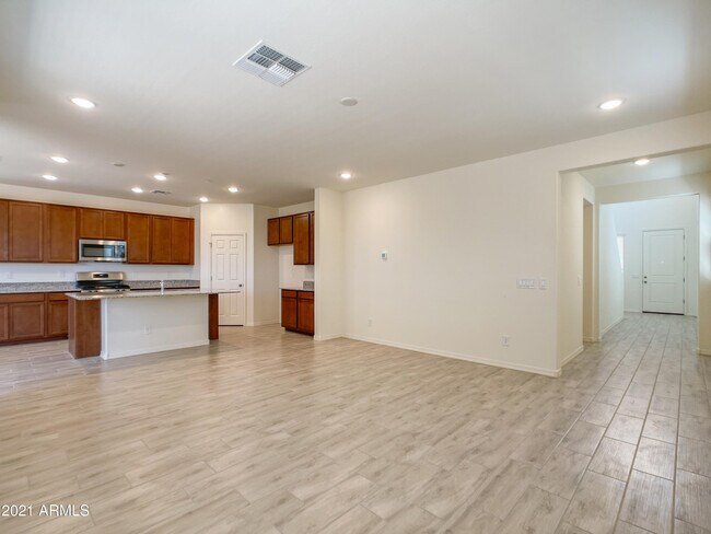 Building Photo - 8847 W Fleetwood Ln