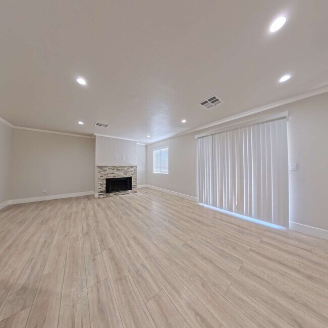 Foto del edificio - Highly Remodeled | Customer Closets | Gated Community