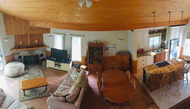 Photo du bâtiment - 1972 Shore Ln