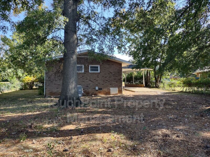 Foto del edificio - 1307 Tom Hunter Rd