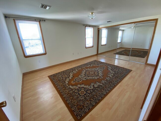 Bedroom with walk-in closet - 117 Frank St