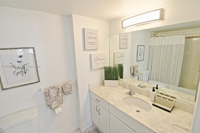 Building Photo - 1200 Brickell Bay Dr