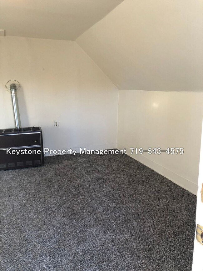 Foto del edificio - ALL UTILITIES INCLUDED! Upstairs -  1 Bed/1 Bath Apartment with $375 Off Move In Special!  $750/$750