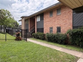 Building Photo - 3304 Red River St