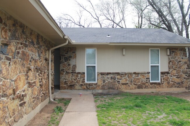 Foto del edificio - Much Better Than NEW!!! 3 beds, 1 1/2 Baths