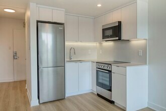 Building Photo - 1975 Maisonneuve Blvd W