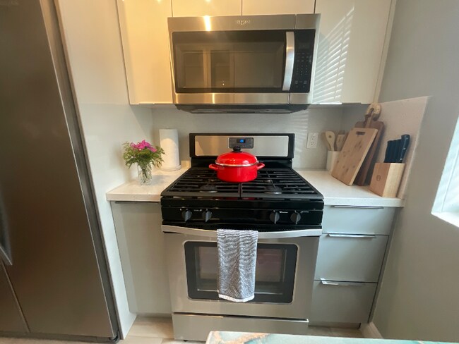 Foto del edificio - 7327 Dickens Ave